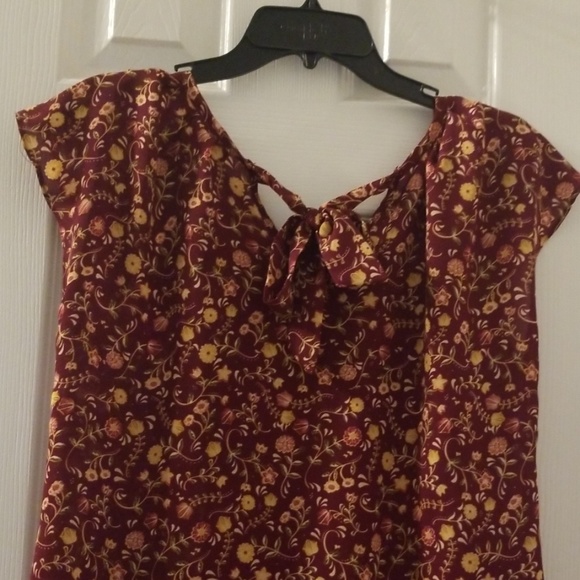 Beautiful, floral short top! - Picture 4 of 4